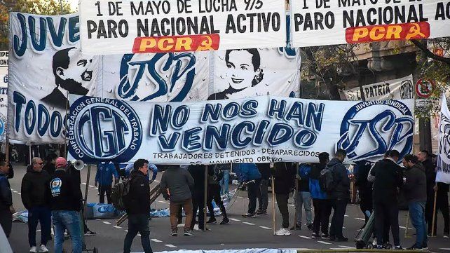 Manifestantes confederados en CGT marchan con críticas al ajuste del Gobierno de Javier Milei