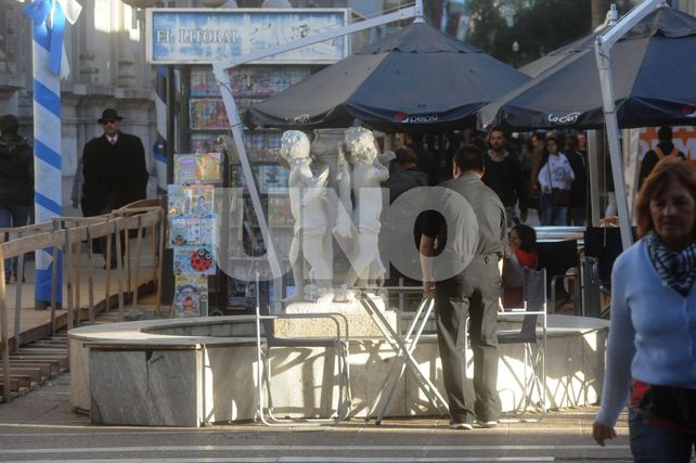 ¿Dónde está la fuente de Los Niños Cazadores de la Peatonal?