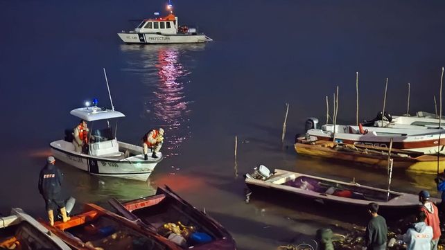 Personal de la Prefectura Naval Argentina y de otras embarcaciones menores buscan al joven que está desaparecido desde el martes cuando salió a pescar.&nbsp;