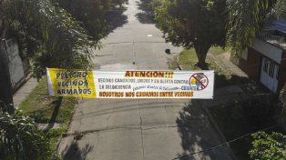 Vecinos de un barrio del macrocentro de la ciudad de Santa Fe colocaron pasacalles dirigidos a los chorros debido a la inseguridad