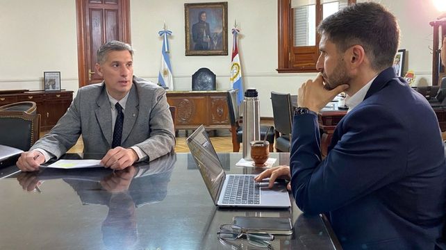 El gobernador Maximiliano Pullaro y el ministro de Economía