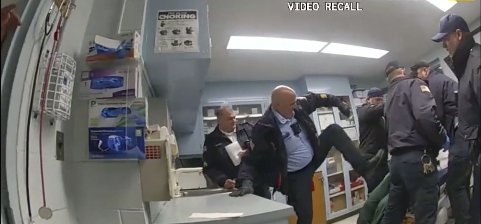 Imágenes de una cámara corporal donde se ve a agentes de prisiones golpeando a Robert Brooks, un hombre negro esposado, en el Centro Correccional Marcy, en el condado de Oneida, Nueva York, el 9 de diciembre de 2024. Un exguardia penitenciario fue condenado a 15 años de cárcel por la golpiza fatal al hombre de color. (Fiscalía General del Estado de Nueva York vía AP, archivo) Imágenes de una cámara corporal donde se ve a agentes de prisiones golpeando a Robert Brooks, un hombre negro esposado, en el Centro Correccional Marcy, en el condado de Oneida, Nueva York, el 9 de diciembre de 2024. Un exguardia penitenciario fue condenado a 15 años de cárcel por la golpiza fatal al hombre de color. (Fiscalía General del Estado de Nueva York vía AP, archivo)