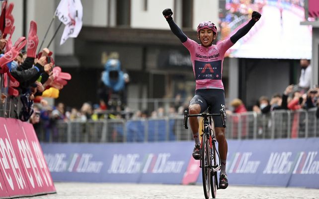 El colombiano Egan Bernal celebra mientras se acerca a la línea de meta para ganar la 16° etapa de la carrera ciclista del Giro de Italia
