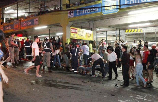 El Cromagnón de Brasil: un incendio en un boliche por una bengala dejó al menos unos 233 muertos