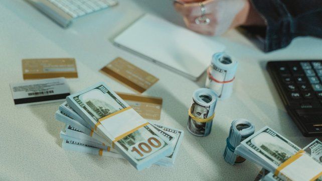 El dólar blue cerró a la baja y la brecha ronda el 35%