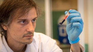 El argentino que también escribe la historia de la cura del sida