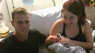 La historia del joven que se convirtió en padre y abuelo al mismo tiempo