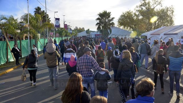 Una multitud eligió el feriado para visitar a los dinosaurios
