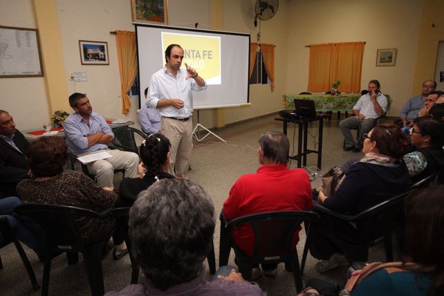 Presentaron a vecinos y feriantes un proyecto para poner en valor a “Las 4 vías”