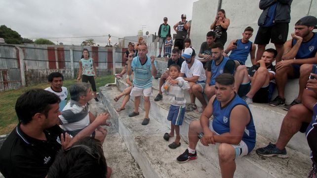 Jugadores e hinchas de Peñarol reunidos en busca de una respuesta