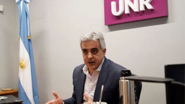 El rector de la UNR desobligó a los estudiantes de asistir a clases para que marchen contra los vouchers de Milei