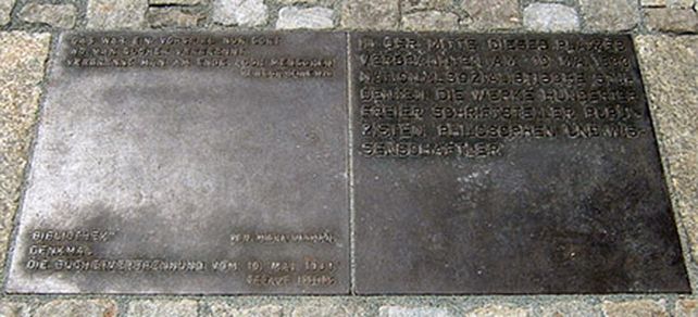 Alemania record&oacute; con lecturas la quema de libros durante el nazismo