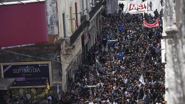 Una multitudinaria marcha cerró filas en defensa de la universidad pública