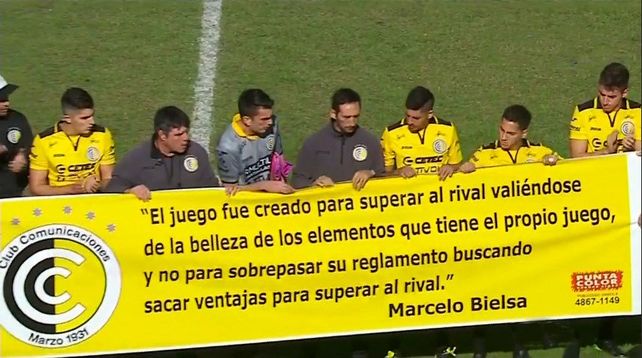 La frase de Bielsa con la que posó el plantel de Comunicaciones antes de jugar con Riestra