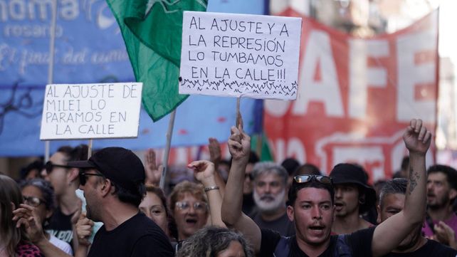 Protestas. Trabajadores y trabajadoras marcharon en Rosario para recordar el 20 de diciembre del 2001.