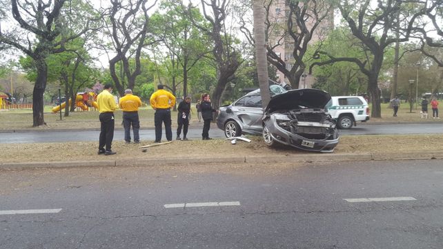 Terrible accidente en la Costanera: quedó incrustado en una palmera