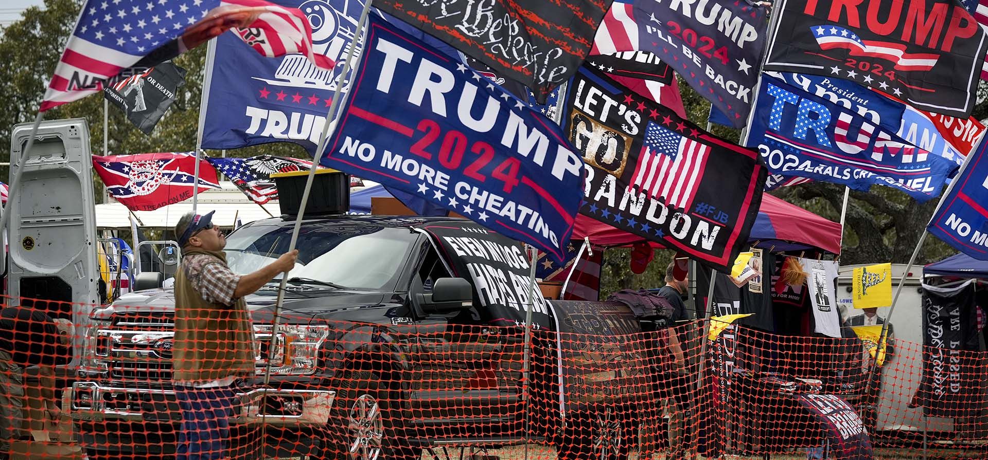 Rudy Martínez, de San Antonio, coloca sus banderas para la venta en el convoy Take Our Border Back en Dripping Springs, Texas, el jueves 1 de febrero de 2024. (Jay Janner/Austin American-Statesman vía AP) Rudy Martínez, de San Antonio, coloca sus banderas para la venta en el convoy Take Our Border Back en Dripping Springs, Texas, el jueves 1 de febrero de 2024. (Jay Janner/Austin American-Statesman vía AP)