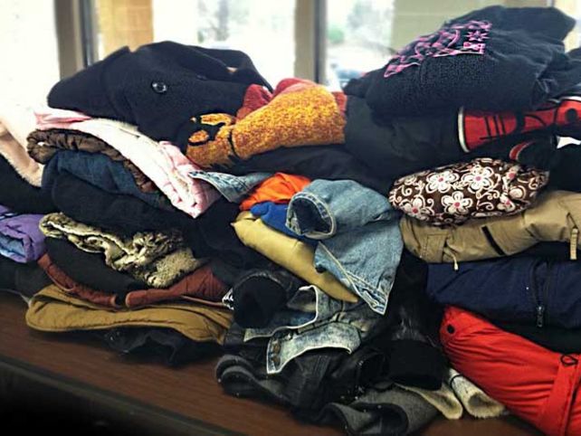 Abrieron un ropero solidario en una cafetería de barrio Sur