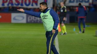 El rumbo del Apache en Central. Carlos Tevez da indicaciones en el estadio de Victoria.