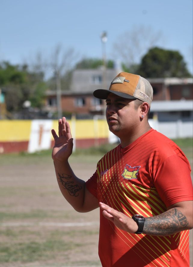 El Chulo Arrieta. El técnico del Defensores de Unidos  se ilusiona con ganar el clásico de Ludueña.