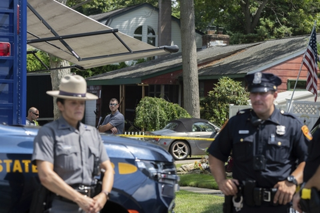 La policía frente a la casa del acusado Heuermann en Long Island. La zona es boscosa y cercana a la playa.