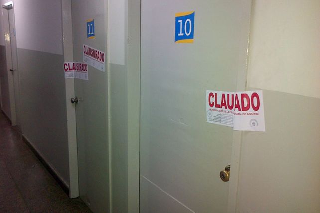 Clausuran a una empresa de transporte por arrojar residuos en la vía pública