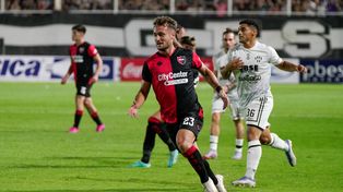 Ángelo Martino está cada vez más afirmado marcando punta por la banda izquierda.&nbsp;