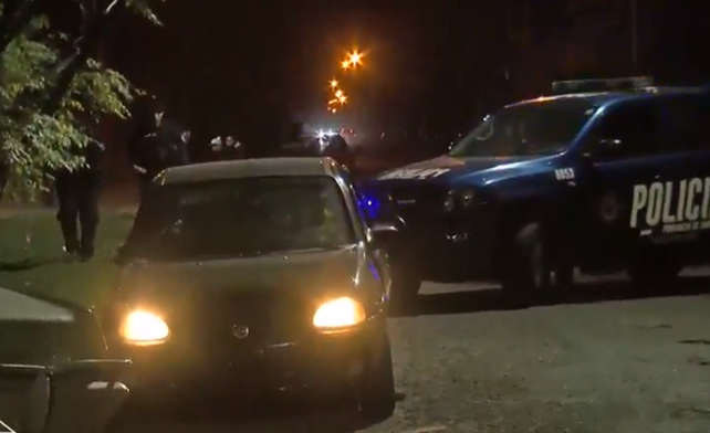 La imagen del auto donde se encontraba el joven que fue baleado.