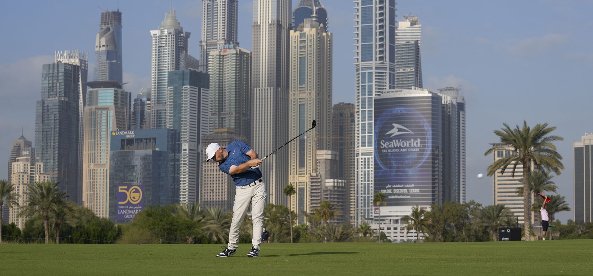 Alex Fitzpatrick de Inglaterra juega su segundo tiro en el hoyo 13 durante la primera ronda del torneo de golf Hero Dubai Desert Classic en Dubai, Emiratos Árabes Unidos, el jueves 18 de enero de 2024. (Foto AP/Kamran Jebreili) Alex Fitzpatrick de Inglaterra juega su segundo tiro en el hoyo 13 durante la primera ronda del torneo de golf Hero Dubai Desert Classic en Dubai, Emiratos Árabes Unidos, el jueves 18 de enero de 2024. (Foto AP/Kamran Jebreili)