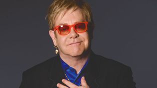 Elton John vive un complejo momento tras haber perdido la visión en uno de sus ojos.