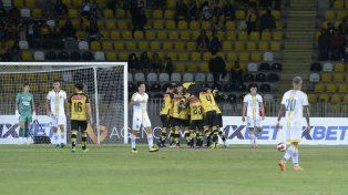 Tropiezo. Central cometió errores defensivos que le costaron la derrota en Chile.