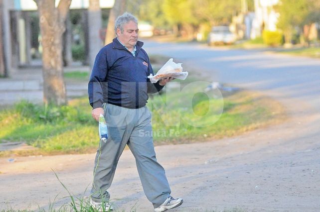 De mandados. Sachet de yogur y prepizzas en mano