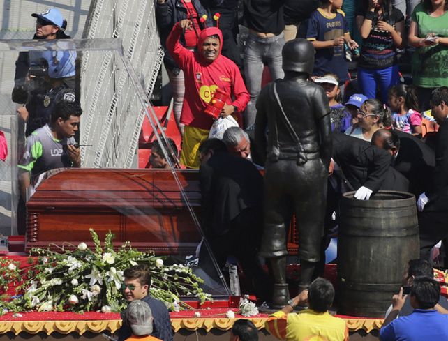 Gómez Bolaños fue despedido por más de 50.000 personas que esperaron varias horas para asistir a la misa de cuerpo presente del comediante.