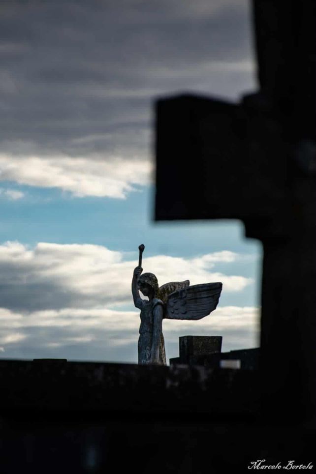 Las estatuas de ángeles guardan enigmas escondidos en sus posturas.