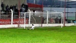 Enzo Salas, delantero de Vélez de Chajarí, desperdició un insólito gol. La maniobra rápidamente se hizo viral.