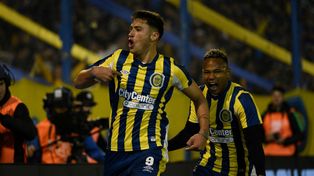 Alejo Veliz festeja ante su gente uno de los dos tantos en la igualdad ante River en el Gigante de Arroyito.