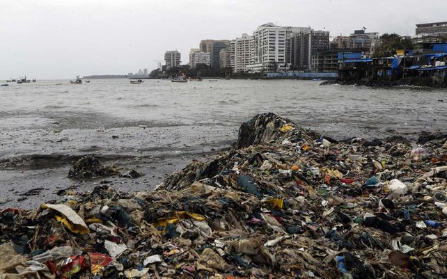 Plástico y residuos que fueron arrastrados a la costa del Mar Arábigo en Mumbai