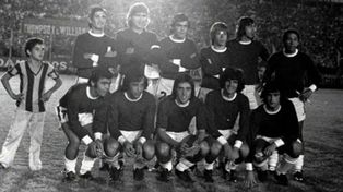 El combinado de Rosario que en abril de 1974 bailó a la selección argentina en Newells. Esa noche jugó el Trinche.