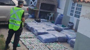 La carga con hojas de coca, repartida en bultos grandes y pequeños, fue decomisada por la policía mientras se investiga su destino.