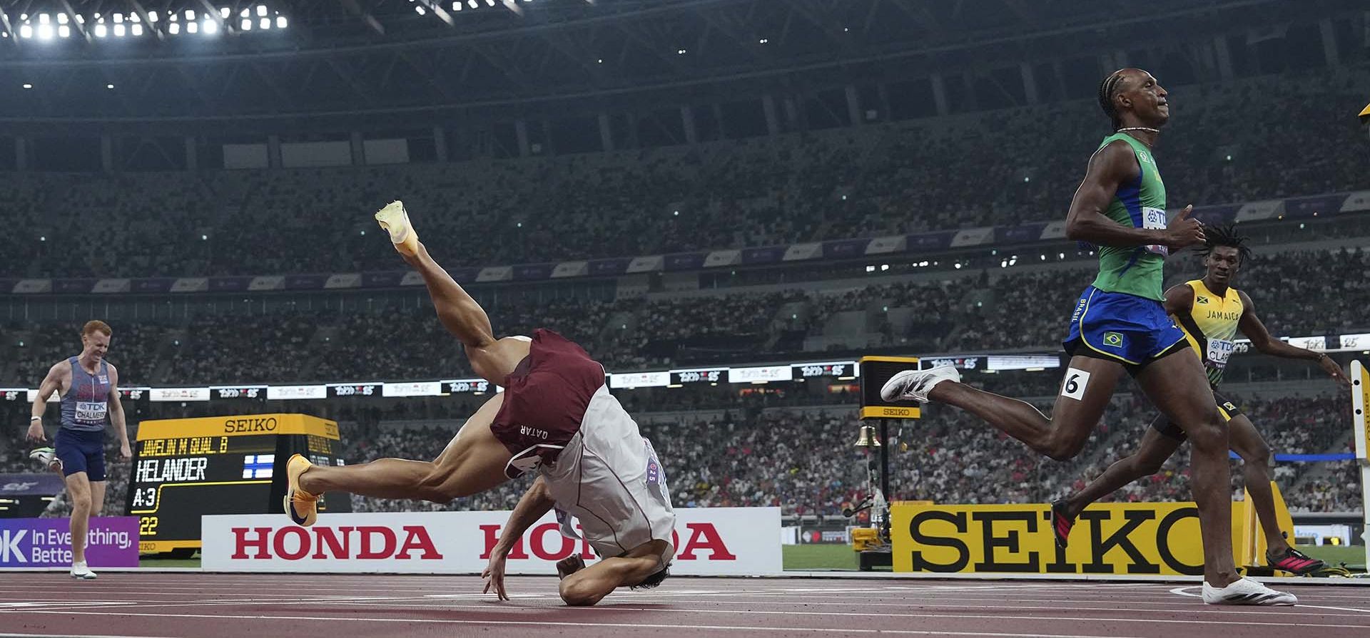 El catarí Bassem Hemeida (izquierda) se cae durante la semifinal masculina de 400 metros con vallas del Campeonato Mundial de Atletismo de Tokio, el miércoles 17 de septiembre de 2025. (Foto AP/Bernat Armangue) El catarí Bassem Hemeida (izquierda) se cae durante la semifinal masculina de 400 metros con vallas del Campeonato Mundial de Atletismo de Tokio, el miércoles 17 de septiembre de 2025. (Foto AP/Bernat Armangue)