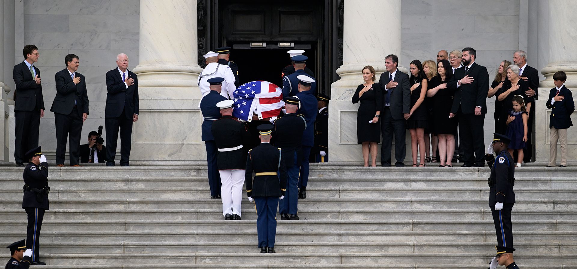 El féretro cubierto con la bandera del senador Lindsey Graham, de Carolina del Sur, llega al Capitolio de los Estados Unidos el martes 28 de julio de 2026, en Washington. (Foto AP/Rod Lamkey, Jr.)