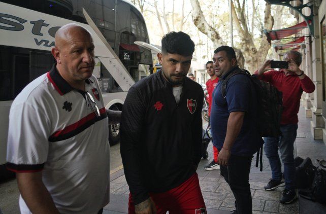 Ever Banega fue uno de los primeros en bajar del micro tras la práctica en suelo de San Luis.