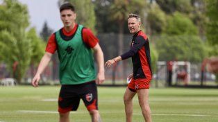 Lucas Bernardi dirigió el primer entrenamiento de Newells en Bella Vista.