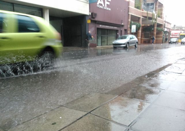 Así diluviaba en Santa Fe este jueves al mediodía.