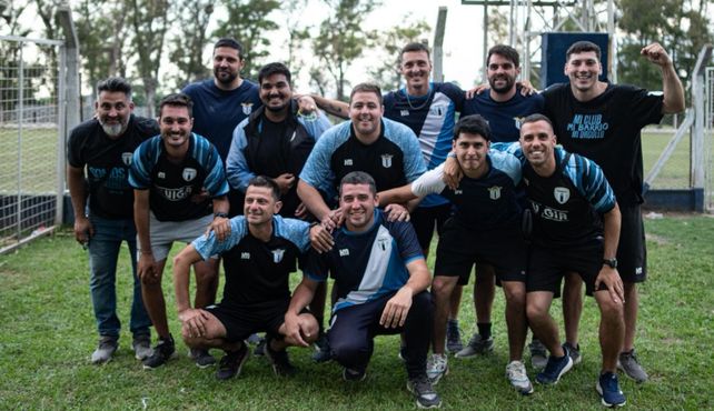 Unidos en el festejo. El cuerpo técnico de Banco celebra el ansiado ascenso . En el 2026 jugarán con los grandes de la Rosarina.