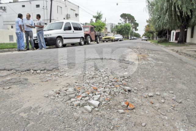 Baches por doquier, un reclamo que persiste