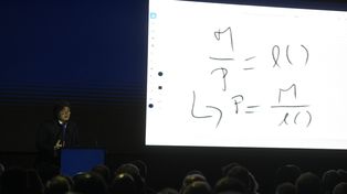 El presidente Javier Milei expuso sus gráficos sobre la economía.
