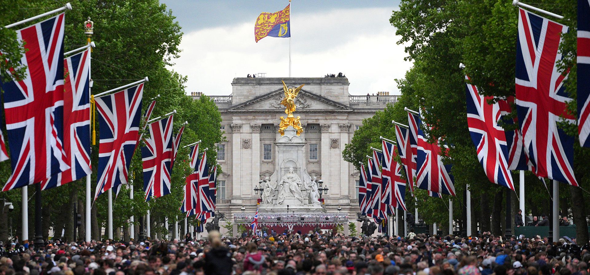 La gente se dirige al Palacio de Buckingham por The Mall tras un desfile militar que conmemora el 80.º aniversario del Día de la Victoria en Europa, en Londres, el lunes 5 de mayo de 2025. (Foto de Carl Court/Pool vía AP) La gente se dirige al Palacio de Buckingham por The Mall tras un desfile militar que conmemora el 80.º aniversario del Día de la Victoria en Europa, en Londres, el lunes 5 de mayo de 2025. (Foto de Carl Court/Pool vía AP)