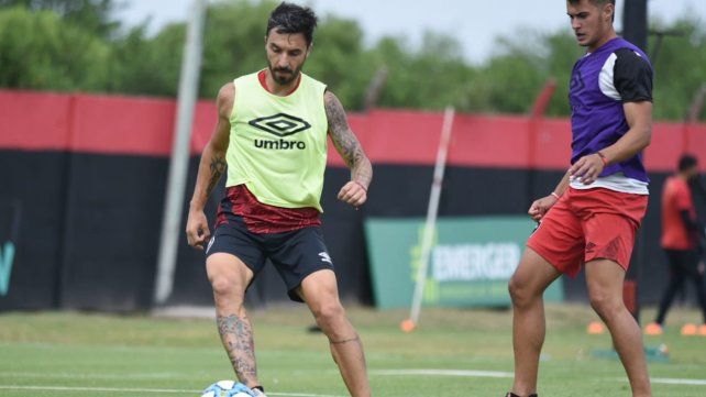 Luche y vuelve. Nacho Scocco particip&oacute; de un rato de f&uacute;tbol informal mientras sigue evolucionando tras la fractura de clav&iacute;cula.
