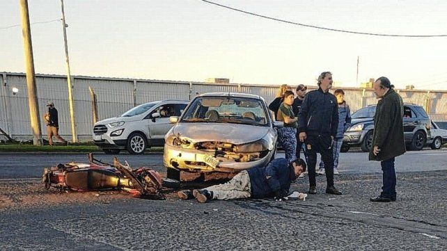 La persona herida en el choque fue asistida por los vecinos ante la demora de la ambulancia.